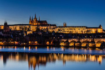 Prager Burg und Karlsbrücke am Abend