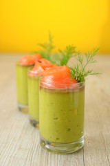 Antipasti  finger food bicchierini con crema avocado e salmone