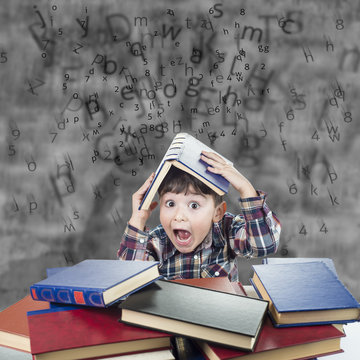 Niño con libros agobiado bajo una lluvia de letras