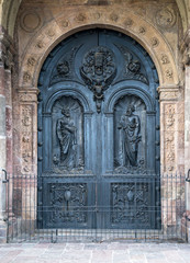 Fototapeta na wymiar Jednym z wielu drzwi katedry w Quito