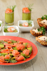 avocado e salmone affumicato in insalata e finger food