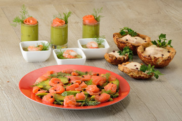 avocado e salmone affumicato in insalata e finger food