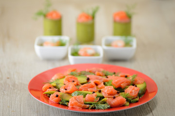 Piatto di avocado e salmone affumicato in insalata e finger food