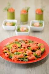 Avocado e salmone affumicato in insalata e finger food