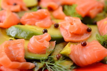 Piatto di avocado e salmone affumicato in insalata