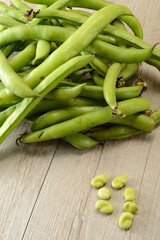 Fave sgranate e nel baccello sul tavolo