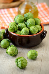 Cavoletti di bruxelles nel contenitore di terracotta