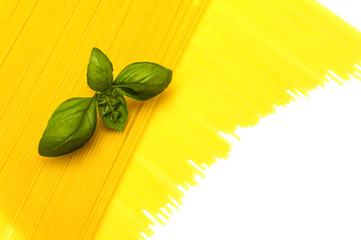 Spaghetti mit Basilikum