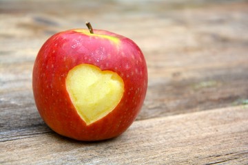 roter Apfel mit Herz