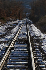 Fototapeta premium Via de Tren en Paisaje con Nieve