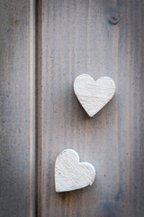 Coeurs sur une porte en bois