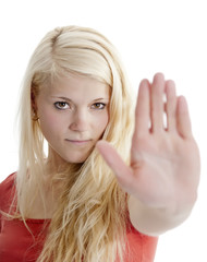 junge Frau zeigt Stopp