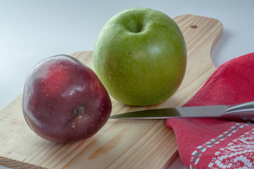 Pommes rouge et verte sur serviette rouge