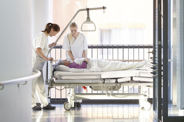 Krankenschwestern Patientin Krankenhaus Bett