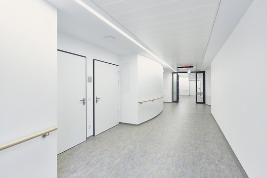 Flur Krankenhaus hell wei&szlig;