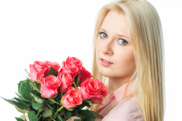 Blondes M&auml;dchen mit Rosen