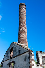 Fototapeta premium cheminée de vieille usine sucrière, île de la Réunion