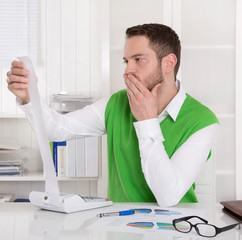 Business Mann ist schockiert über steigende Ausgaben