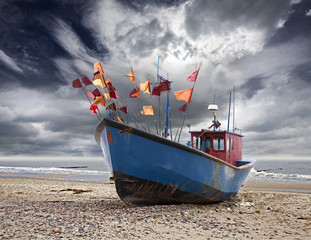 Fototapety  Mała łódź rybacka na brzegu Morza Bałtyckiego.