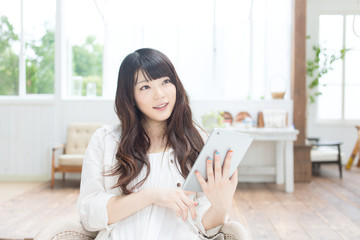 タブレットPCを使う女性 © one