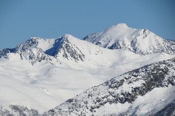 Fototapeta na wymiar Zaśnieżone szczyty Pirenejów