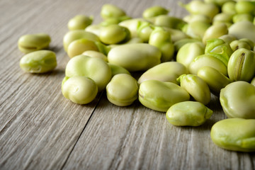 Fave sgranate sul tavolo