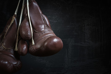 alte Boxhandschuhe, hängend vor Wand