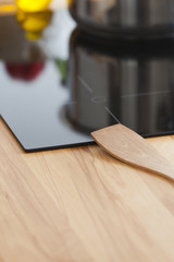 Kochlöffel liegt auf Cerankochfeld in Küche