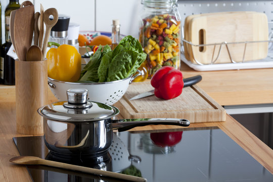 Modernes Induktionskochfeld mit Kochtopf und Kochl&ouml;ffel