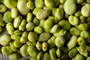 Fave sgranate sul tavolo