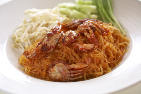 spicy noodle fried and crab