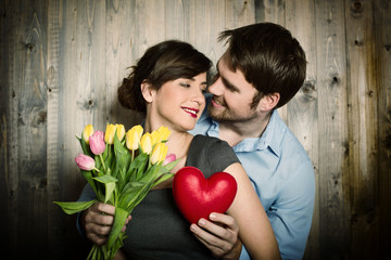 Mann und Frau mit Herz und Blumen