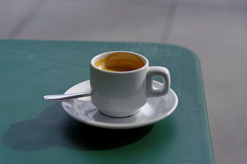 tasse de café sur table verte