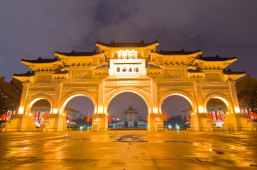 Naklejka premium Taipei by night - gate to the CKS memorial hall and liberty mark
