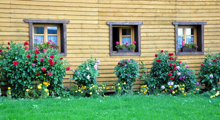 Fototapeta na wymiar Garden House and blooming flowers