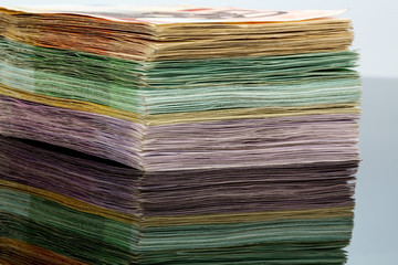 Viele verschiedene Euro-Geldscheine