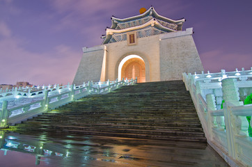chiang kai shek memorial hall at night