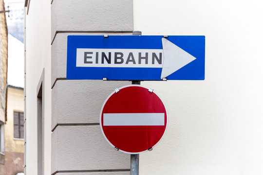 Zwei Schilder f&uuml;r Einbahnstra&szlig;e