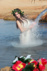 Mujer  romantica en el agua