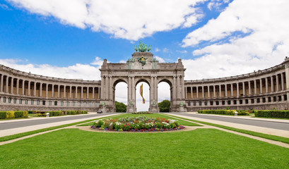 De triomfboog in het Jubelpark in Brussel, België w