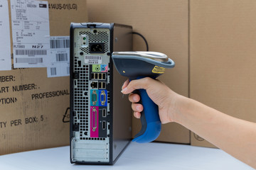 Holding and Scanning label on the computer with bluetooth barcod