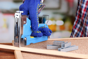 Fastening wooden lath and cork board using construction stapler