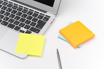 ノートパソコンと付箋