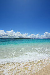 美しい沖縄のビーチと夏空