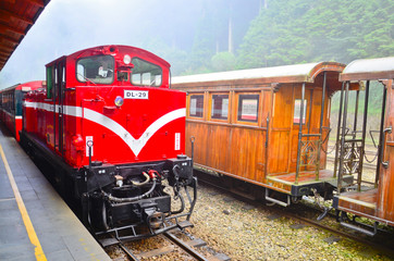 Obraz premium drewniana stacja kolejowa w parku narodowym Alishan, Tajwan