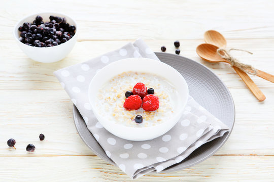 oatmeal with blueberries, healthy breakfast