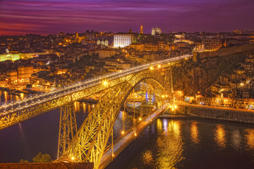 Fototapeta na wymiar Luis I most w nocy nad rzeki Douro, Porto, Portugalia
