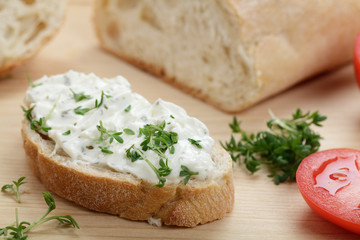 Kräuter- Frischkäse auf Baguette