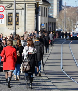 foule en ville de z&uuml;rich