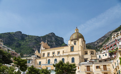 Fototapeta na wymiar ¯ółty budynek Plaster z Gold Dome w Positano